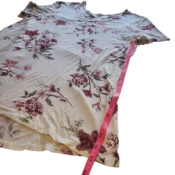 Daytrip By Buckle Womens Floral V-Neck Short Sleeve High-Low Split Back Tee – XL - Picture 7 of 7